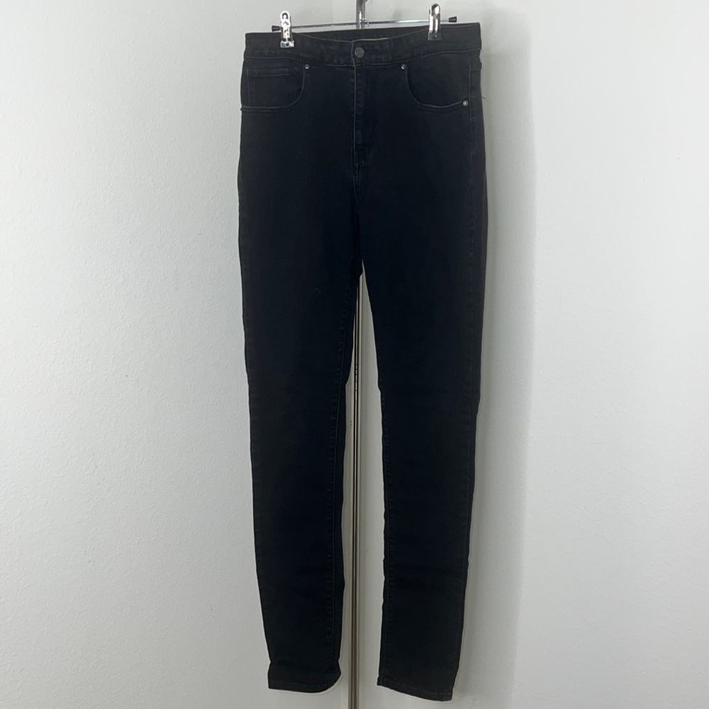 🔹 Levi’s 721 High Rise Skinny Jeans